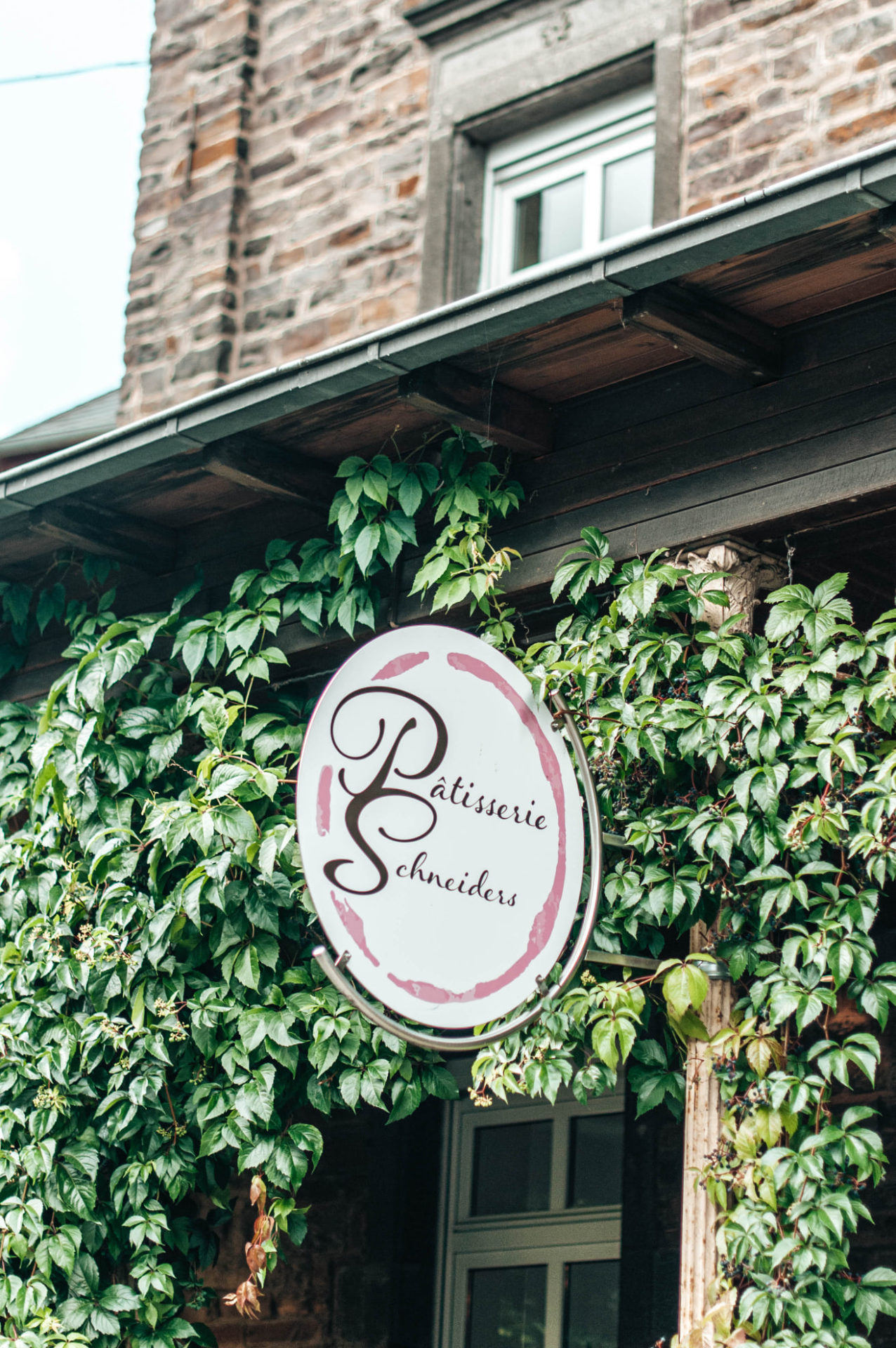 Ferienhaus Mosel-Chalets stellt die Patisserie Schneiders vor. Hier sieht man die Patisserie von außen